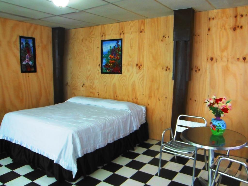 Hotel Y Restaurante Backpackers Ріо-Дульсе Номер фото