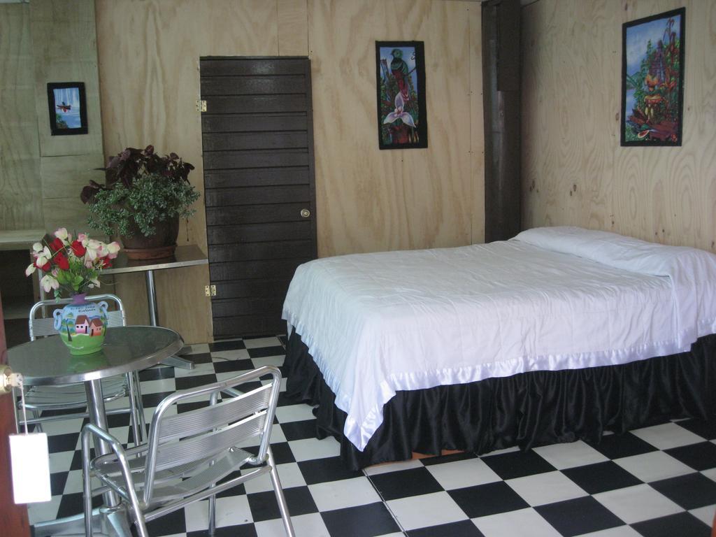 Hotel Y Restaurante Backpackers Ріо-Дульсе Номер фото