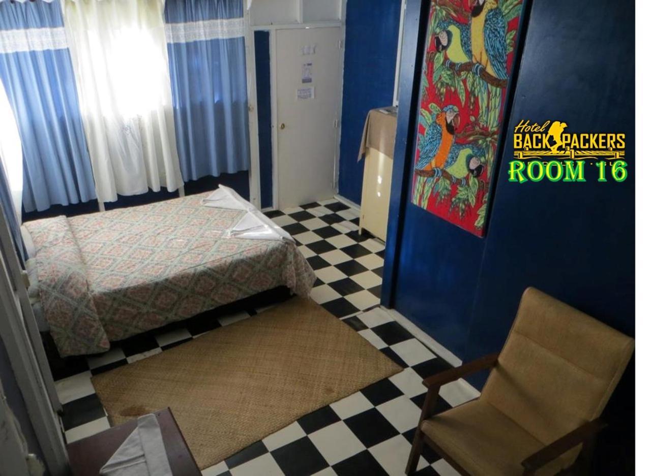 Hotel Y Restaurante Backpackers Ріо-Дульсе Екстер'єр фото